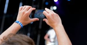 Facebook повысил ранжирование трансляций Live и купил знаменитостей