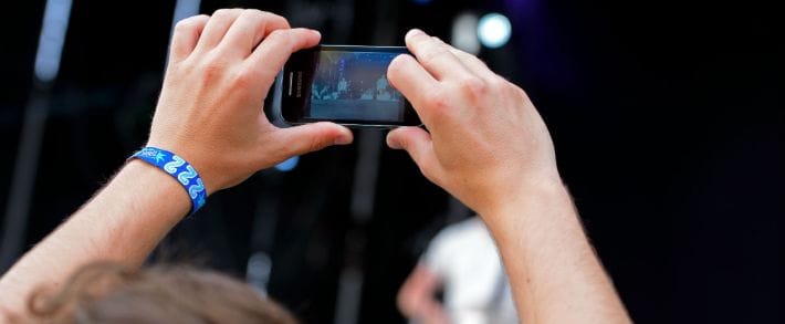 Facebook повысил ранжирование трансляций Live и купил знаменитостей