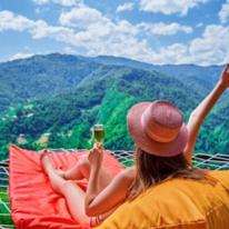 Новенький Mercedes Benz, шопинг-путешествие в Дубай и «яблочные» подарки