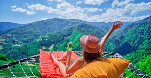 Новенький Mercedes Benz, шопинг-путешествие в Дубай и «яблочные» подарки