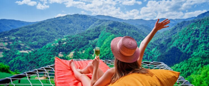 Новенький Mercedes Benz, шопинг-путешествие в Дубай и «яблочные» подарки